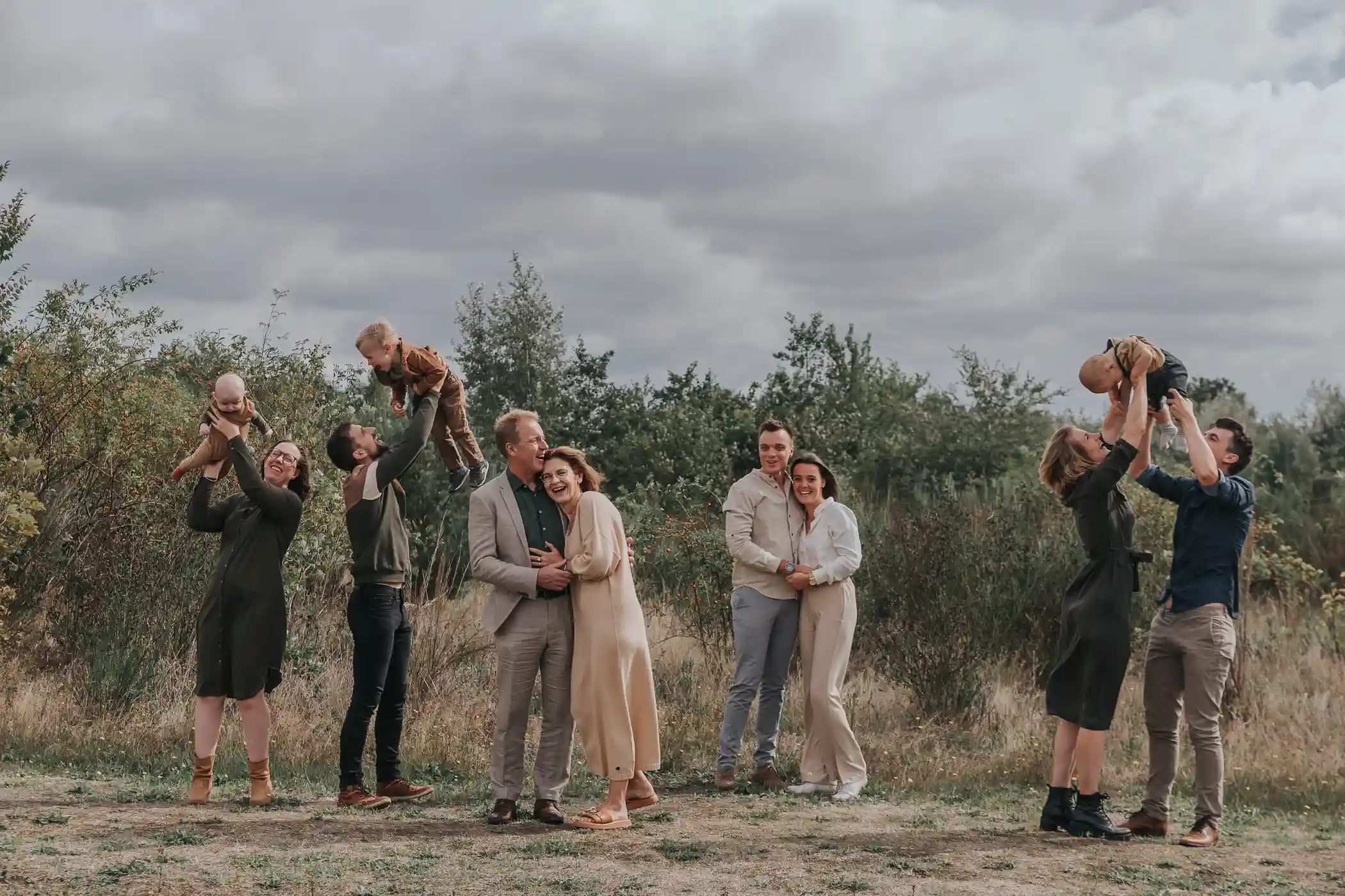 Fotoshoot van een grote familie in de natuur